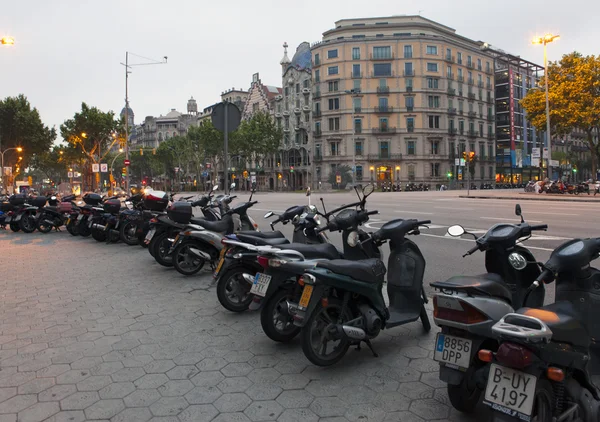 Barcelona, Spanje - 9 mei, 2010 motoren geparkeerd op de stad straat 9 mei 2010 — Stockfoto