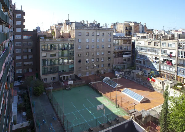 Barcelona, el patio de una casa con el campo de deportes — Foto de Stock