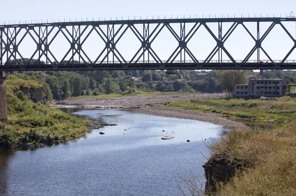 Järnvägsbron genom floden Narva. Estland — Stockfoto