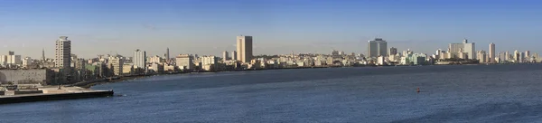 La Habana. Vista de la ciudad a través de una bahía, panorama —  Fotos de Stock