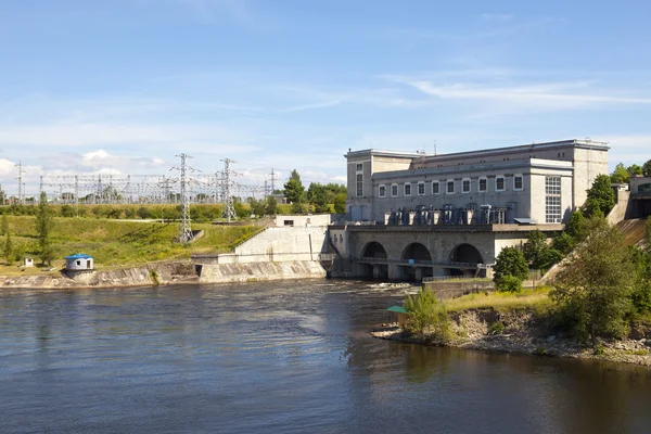 Estonia. Narva. Central hidroeléctrica en el río Narva — Foto de Stock