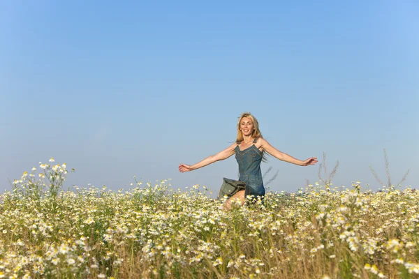 La joven feliz en el campo de las manzanillas — Foto de Stock