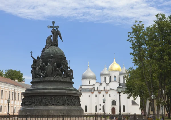 Росія, Великого Новгорода. Пам'ятник тисячоліття Росії та Софія собор — стокове фото