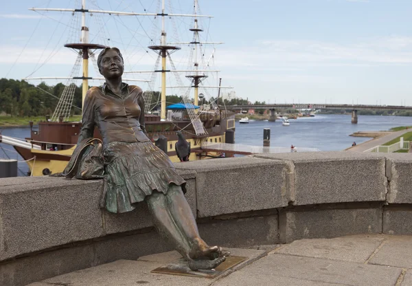 GREAT NOVGOROD - 22 JUILLET : Sculpture "La fille sur le pont" le 22 juillet 2010 à Great Novgorod, Russie — Photo