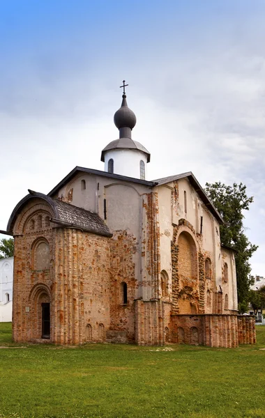 Église dans la cour de Yaroslav, Grand Novgorod, Russie — Photo