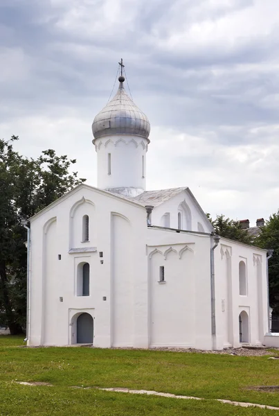 Kostel v Jaroslavova soudu, velký Novgorod, Rusko — Stock fotografie