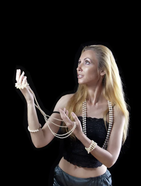Vacker blond kvinna med långt hår, med en pärla pärlor, ser uppåt med ett leende och avskärmade med händer — Stockfoto