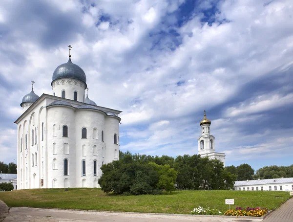 Katedra Saint George i dzwonnica, rosyjski klasztor prawosławny Yuriev w Wielkim Nowogrodzie (Veliky Novgorod.) Rosja — Zdjęcie stockowe