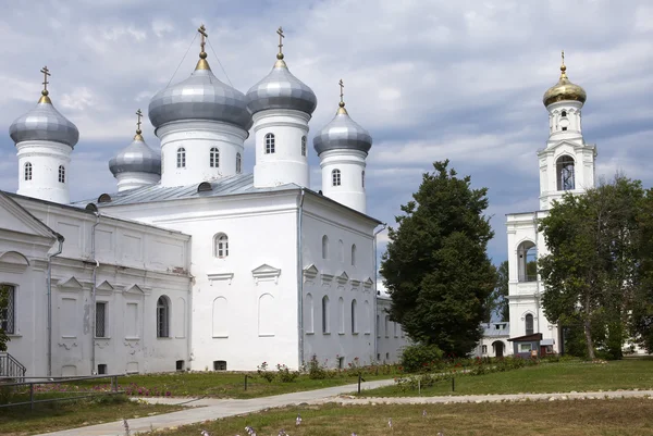 Verlosser-Kathedraal en bell toren, Russische orthodoxe Joerjev klooster in Groot-Novgorod (Veliki Novgorod.) Rusland — Stockfoto