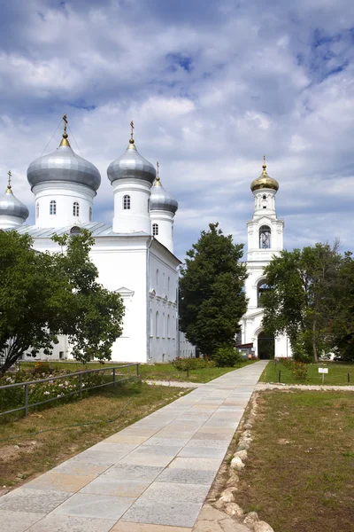 Frälsarens katedral och bell tower, ryska ortodoxa Yuriev kloster i stora Novgorod (Veliky Novgorod.) Ryssland — Stockfoto