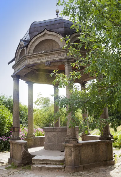 Stone arbor with a bowl with sacred source in the territory of Yuryev Monastery, Great Novgorod, Russia. — Stock Photo, Image