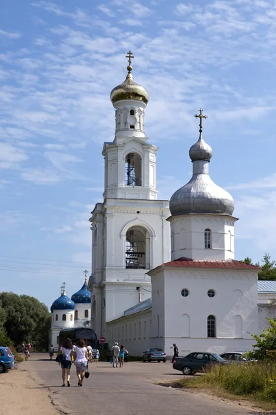 GREAT NOVGOROD - JULY 22: Tourists and believers go to Yuryev monastery, Russian Orthodox Church, on July 22, 2010 in Great Novgorod, Russia — Stock Photo, Image