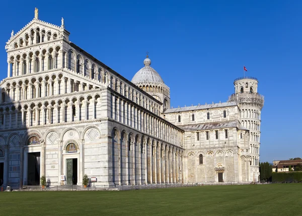 Italië, Pisa. De kathedraal en de scheve toren in kathedraal emissi — Stockfoto