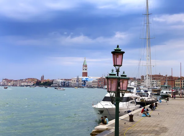 De embankment lampen, boten en toeristen, 24 September 2010 in Venetië Italië. — Stockfoto