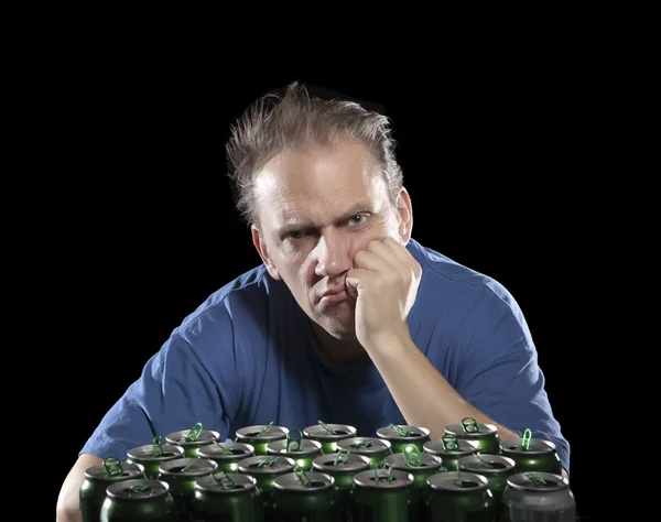 Homem vista insalubre depois bêbado, perto de recipiente de cerveja vazio — Fotografia de Stock