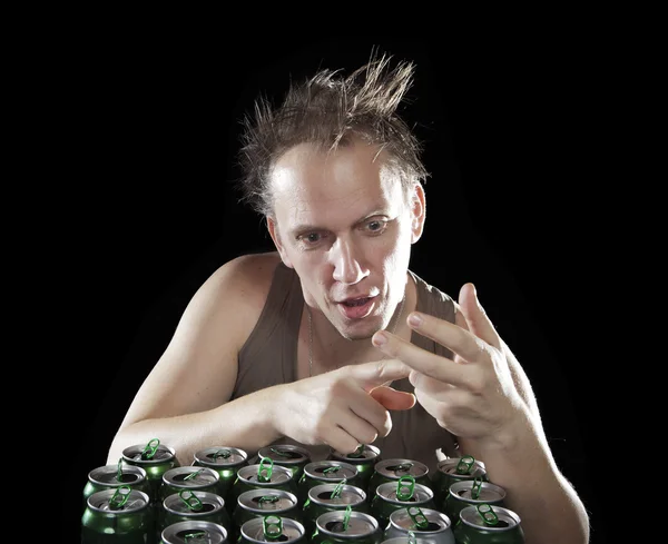 The tipsy man with the tousled hair with astonishment counts empty beer can — Stock Photo, Image