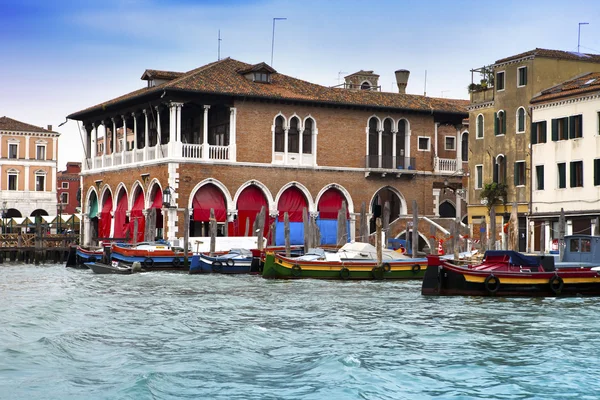 Canal Grande cu bărci, Veneția, Italia — Fotografie, imagine de stoc