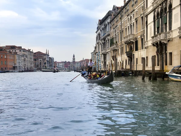 Gondola navegando no Canal Grande em 24 de setembro de 2010 em Veneza Itália . — Fotografia de Stock