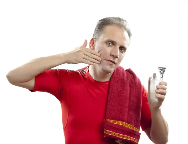 Der reife Mann verwendet Balsam nach shavin — Stockfoto