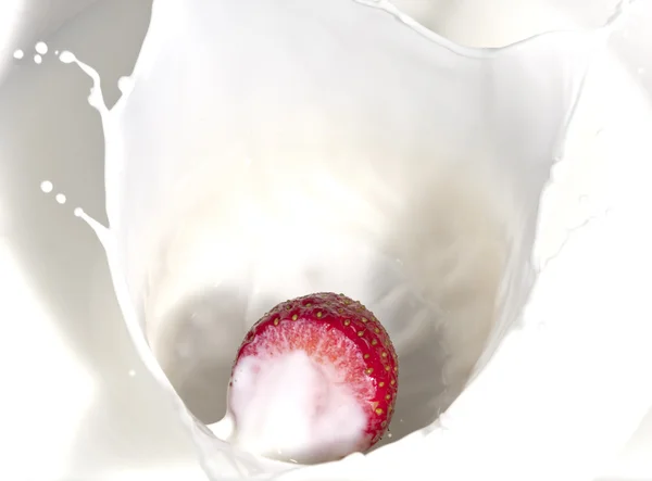 La fragola che cade in latte — Foto Stock