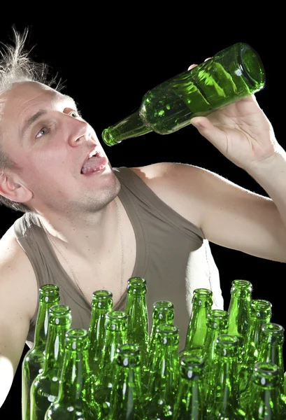 El borracho quiere beber el último trago de cerveza de una botella vacía — Foto de Stock