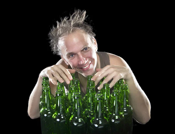 El hombre feliz y borracho cerca de la botella de cerveza vacía —  Fotos de Stock