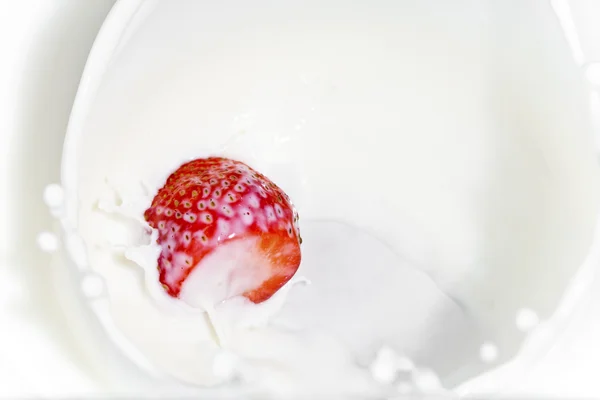 La fragola che cade in latte — Foto Stock