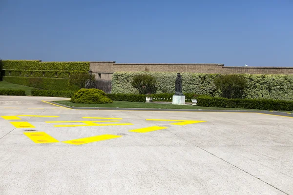 VATICANO - 20 DE SEPTIEMBRE: helipuerto y estatua de la Virgen en los Jardines Vaticanos el 20 de septiembre de 2010 en el Vaticano, Roma, Italia — Foto de Stock