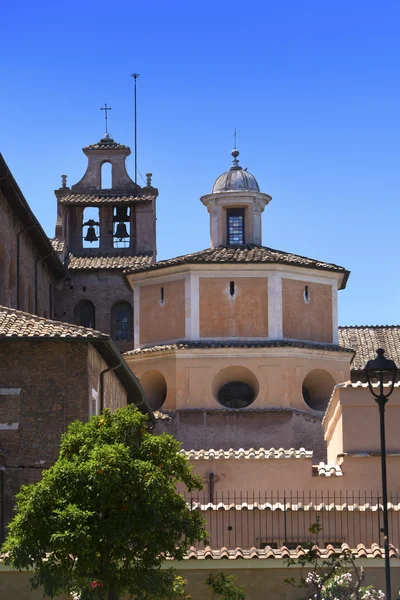 Basiliek Santa Sabina, Savello park op de Palatijnse heuvel Rome Italië — Stockfoto