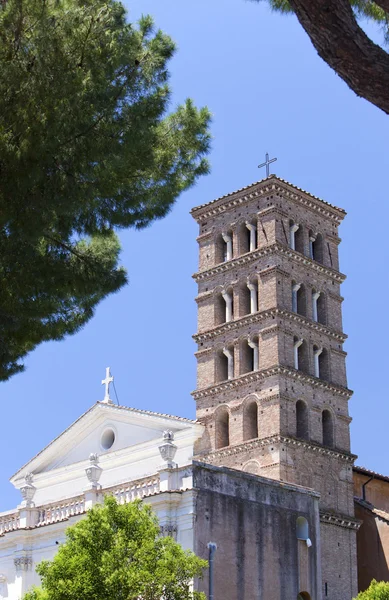 Bazilika, Savello parku na kopci Palatine Řím. Itálie — Stock fotografie