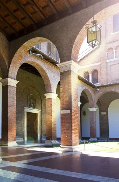 Rome, Italy, Basilica courtyard — Stock Photo, Image