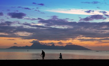 Gün batımı deniz ve dağlar, balıkçının siluet kıyıya. Tahiti