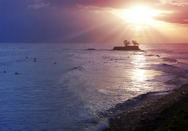 Pôr do sol sobre o mar. Taiti, Polinésia Francesa — Fotografia de Stock