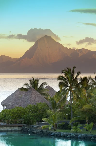 Pôr do sol sobre o mar e as montanhas, Taiti — Fotografia de Stock