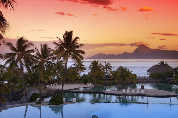 Zonsondergang boven de zee en de bergen, Tahiti — Stockfoto