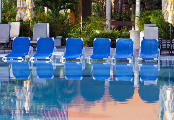Cadeiras de praia vazias perto da piscina — Fotografia de Stock