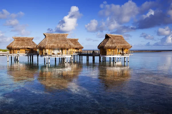 Häuser über dem transparenten ruhigen Meerwasser — Stockfoto