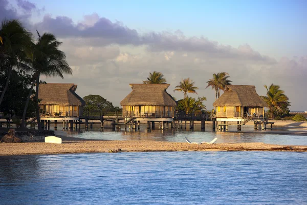 Uitzicht op de Oceaan en het huis op water — Stockfoto