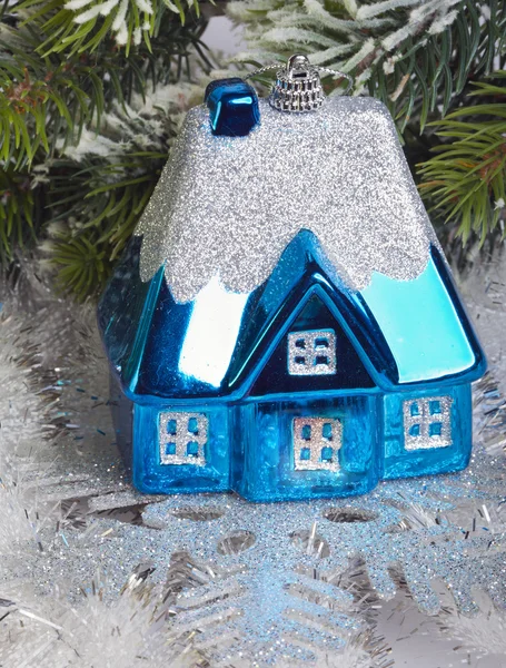 Koyu mavi yılbaşı oyuncak küçük ev — Stok fotoğraf