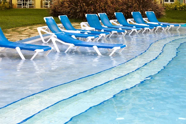 Cadeiras de praia vazias perto da piscina — Fotografia de Stock