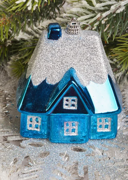 Ciemny niebieski nowy rok zabawka mały dom — Zdjęcie stockowe
