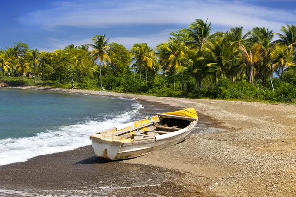 Τζαμάικα. μια εθνική βάρκα στην αμμώδη ακτή — Φωτογραφία Αρχείου