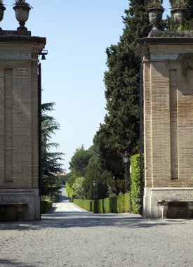 Vatikan-20 Eylül: Kapı ve Vatikan, Roma, İtalya, 20 Eylül 2010 tarihinde Vatikan bahçeleri caddede