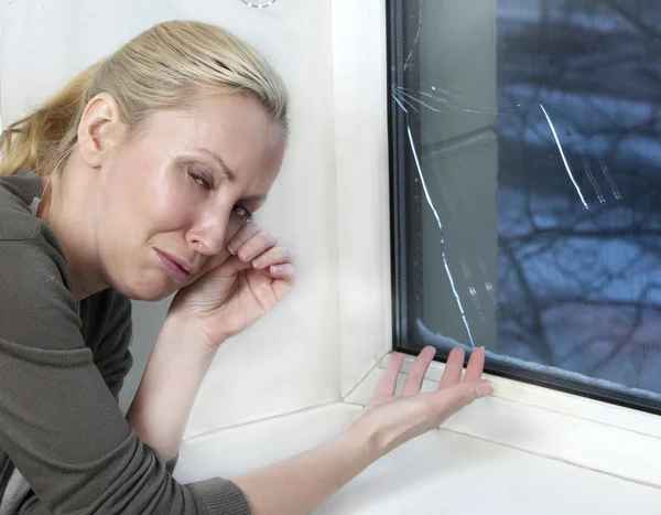 El ama de casa llora, ventana de mala calidad ha estallado debido al clima frío — Foto de Stock