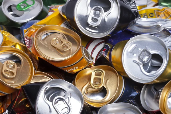 RUSIA - 16 DE MAYO: las latas de cerveza arrugadas el 16 de mayo de 2011 en Rusia — Foto de Stock