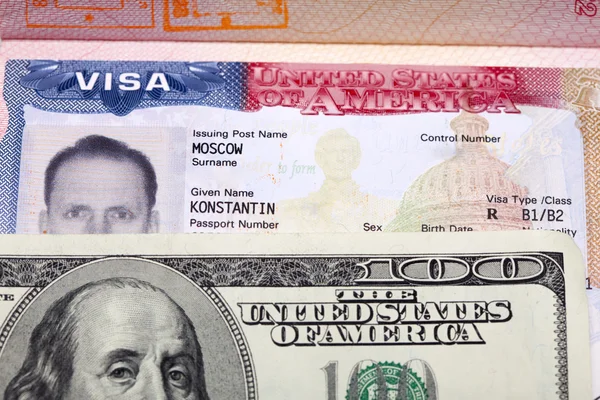 Az amerikai vízum lapja az orosz nemzetközi útlevél és az USA dollár — Stock Fotó