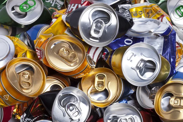 RUSIA - 16 DE MAYO: las latas de cerveza arrugadas el 16 de mayo de 2011 en Rusia —  Fotos de Stock