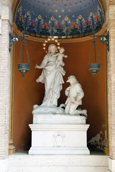 VATICAN- SEPTEMBER 20: altar and sculptures in gardens of Vatican on September 20, 2010 in Vatican, Rome, Italy — Stock Photo, Image