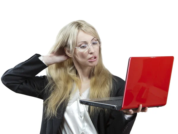 動揺のビジネス女性がノート パソコンの画面を見てください。 — ストック写真