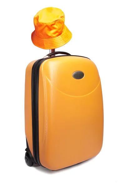 Narancssárga bőröndöm utazási és egy kalap — Stock Fotó